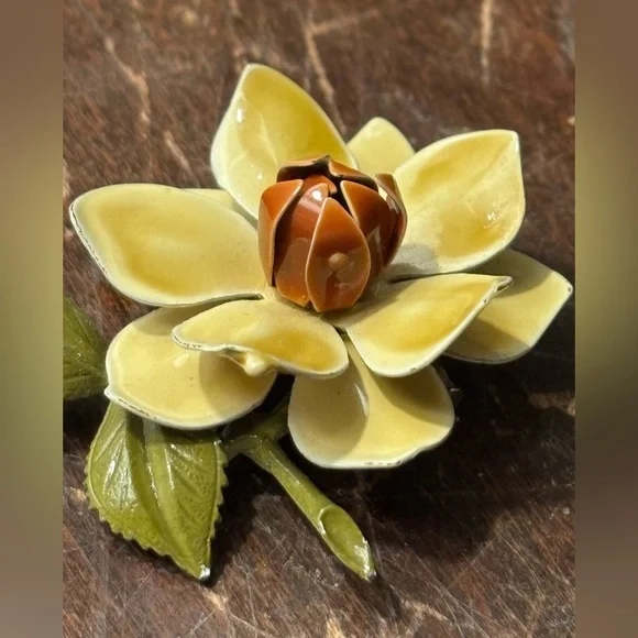 1960s enamel painted large light mustard yellow flower pin - Picture 2 of 5